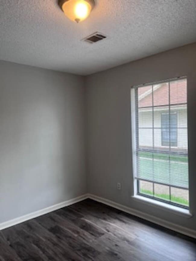 Building Photo - 2 Bedroom Duplex/Nov Move In Special $600 ...