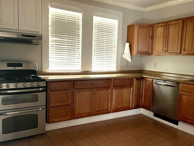 Building Photo - 4 Bedroom Home Now Available in the Midtow...