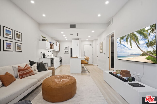 Building Photo - 630 W 6th St