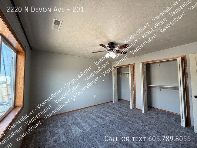 Building Photo - 2220 Devon Ave