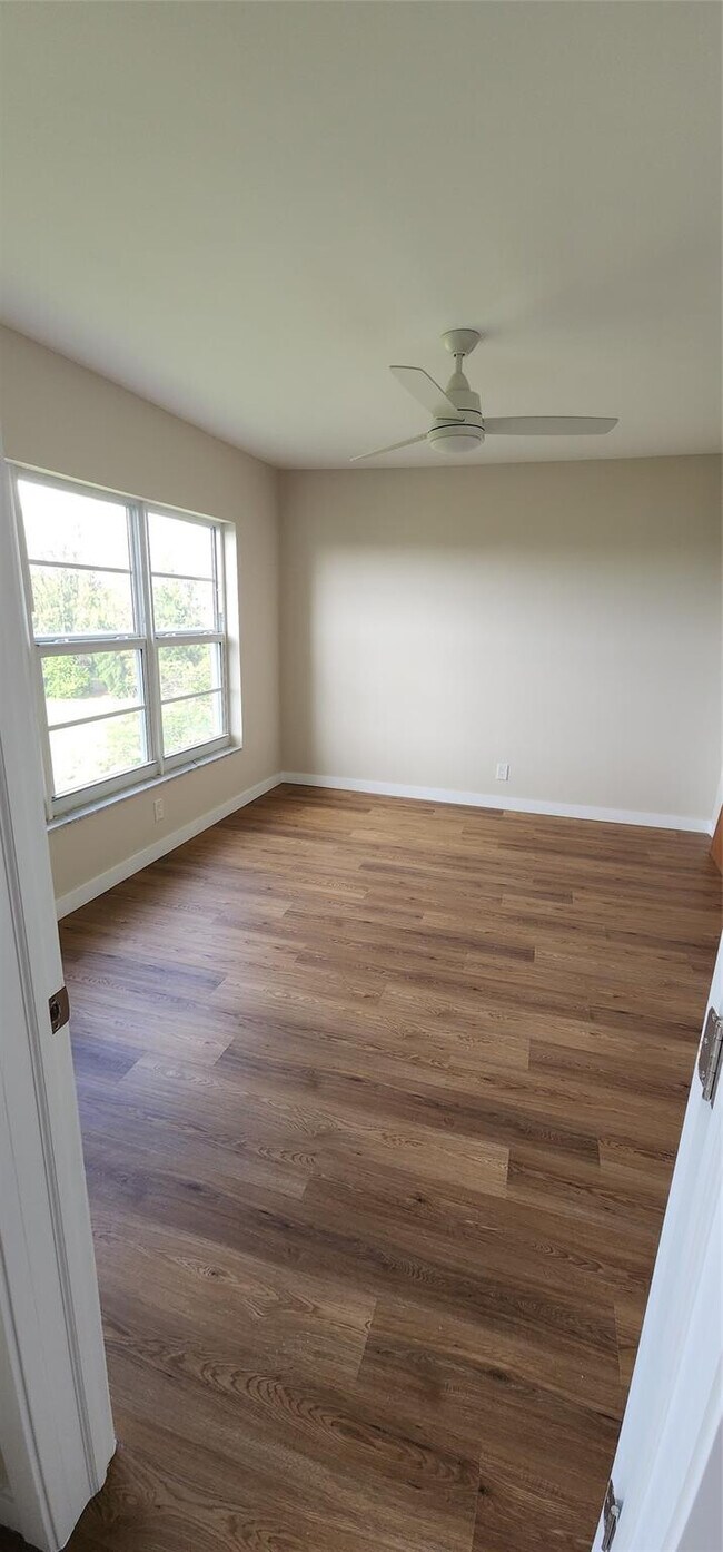 Building Photo - 3150 N Palm Aire Dr