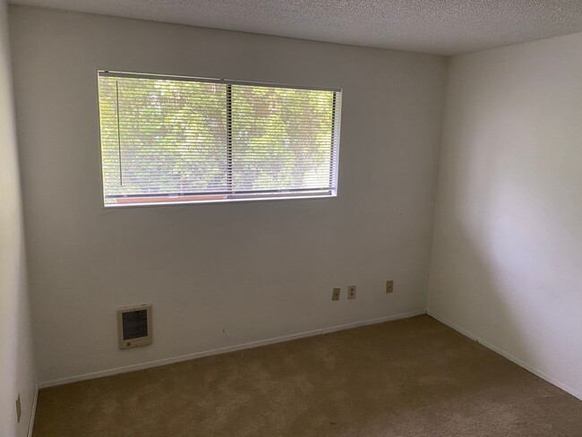 Building Photo - Woodhill Ave (237)