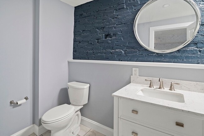 Building Photo - Beautifully renovated 3BR/3.5BA in Upper F...