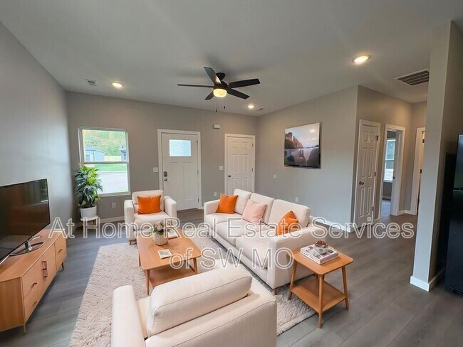 Building Photo - 4930 W Minota St