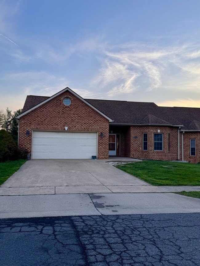 Building Photo - Duplex for Rent in Woodstock