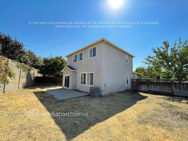 Building Photo - 2799 Silhouettes St