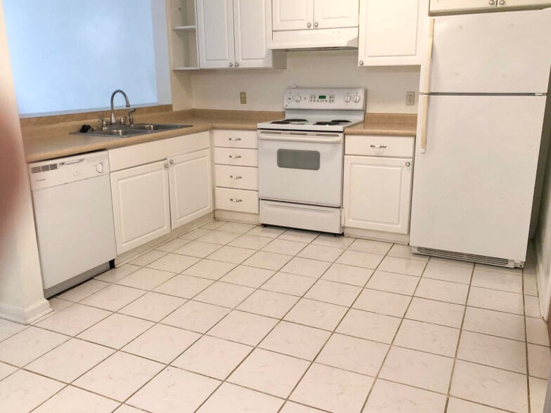 Kitchen - 696 Tyner St