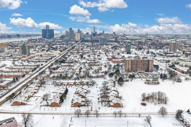 Building Photo - 3170 Woods Cir Dr