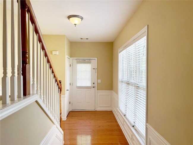 Building Photo - 2442 Fairlie Dr