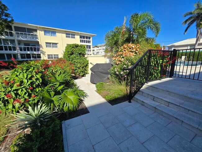 Building Photo - 60 Venetian Dr