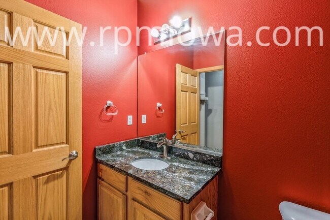 Building Photo - UPDATED TOWNHOME!! 2 Bedroom, 2.5 Bath in Ankeny