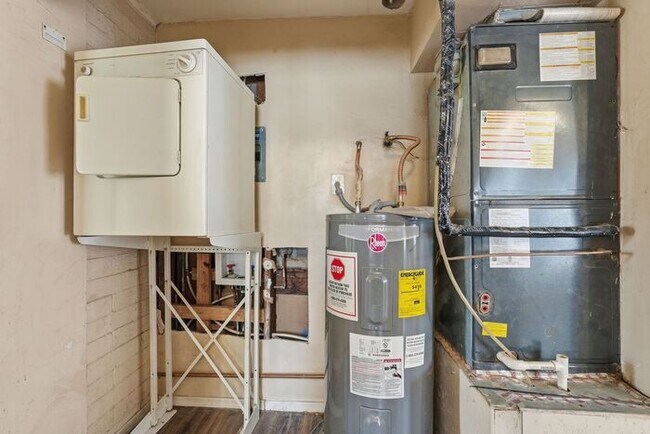 Building Photo - 2520 E Cameron Vista