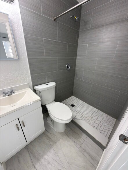 Building Photo - 2810 SW 16th Pl