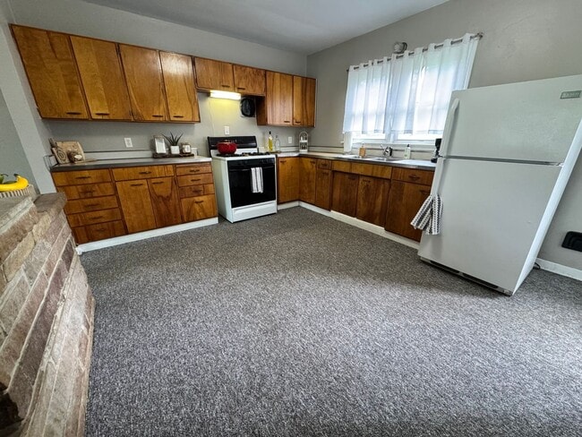 Building Photo - 2 bed, 1 bath home for rent in Hudson available IMMEDIATELY