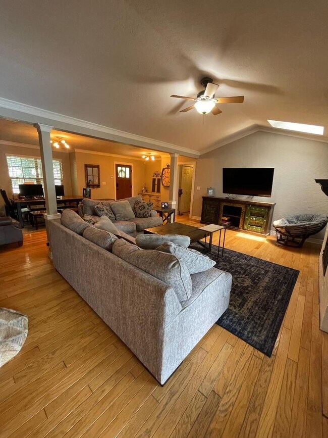 Building Photo - Gorgeous 3 BED, 2 BATH PLUS OFFICE WITH POOL!!!