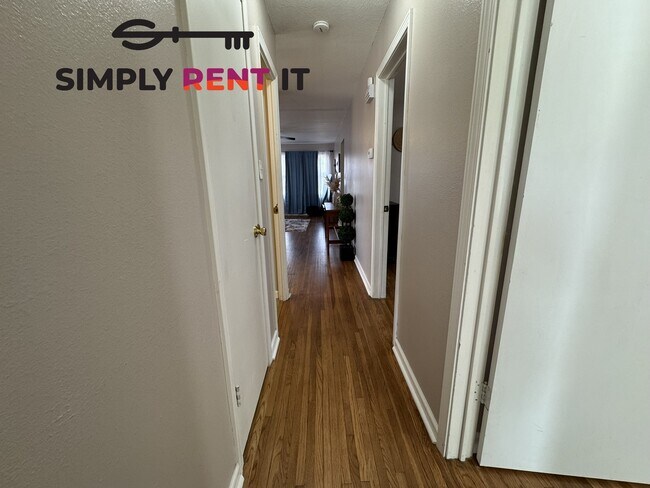 Building Photo - Updated 3+ Bedroom, 1.5 Bath Avail Aug 1st