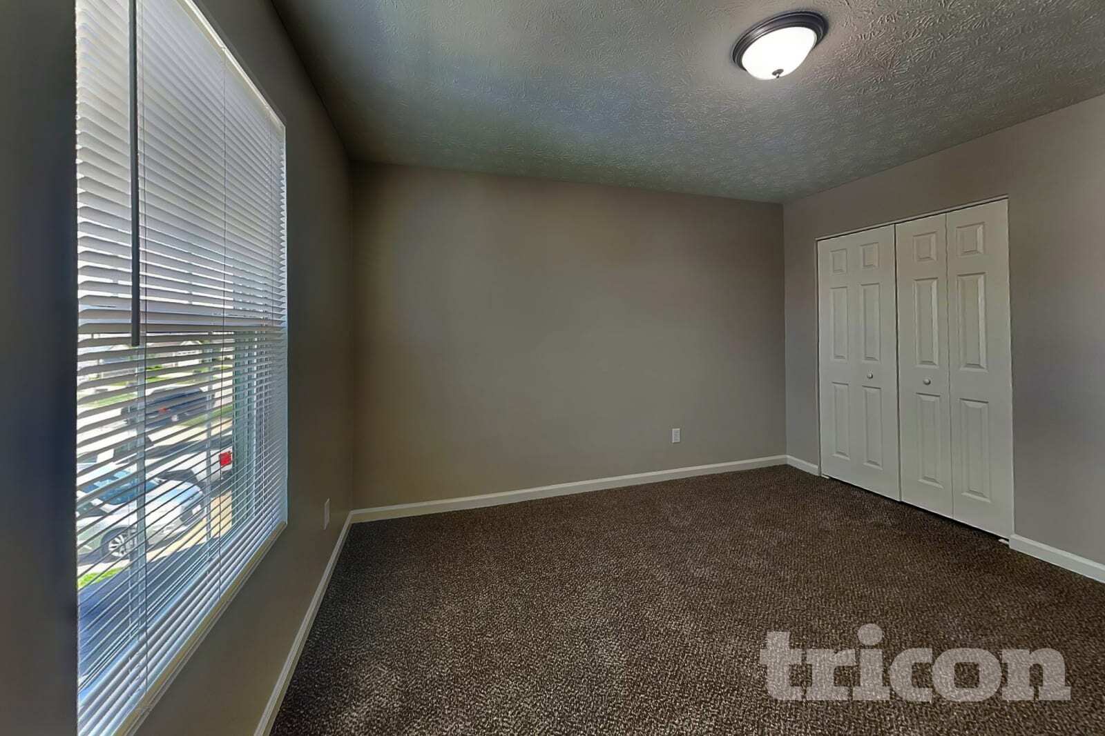 Building Photo - 2337 Middle View Dr