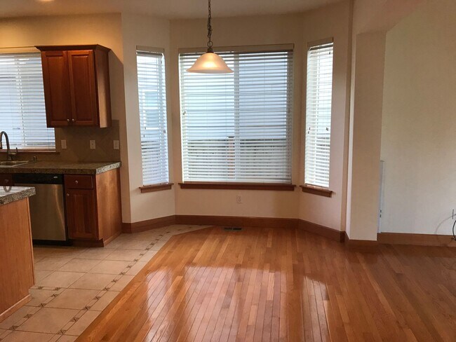 Building Photo - Beautifully Updated 4-Bedroom Home in Desi...