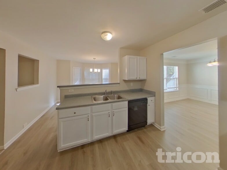 Building Photo - 11051 Southwood Dr