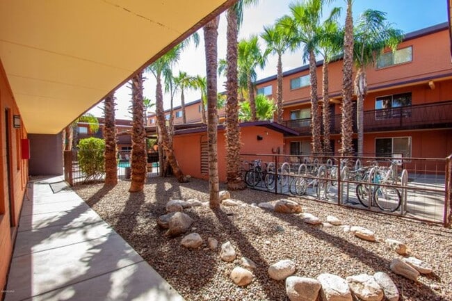 Building Photo - 1bd condo steps away from U of A, gated, A/C, Washer/Dryer