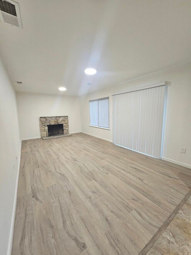 Building Photo - 2253 Hamlin Dr