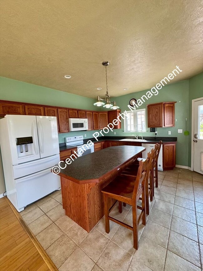 Building Photo - Beautiful home on the outskirts of town!