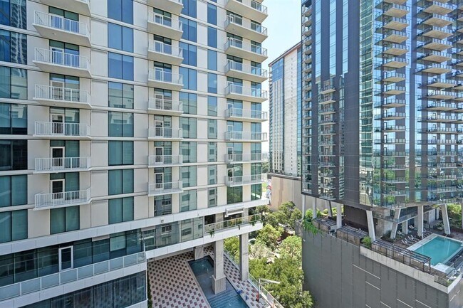 Building Photo - 603 Davis St