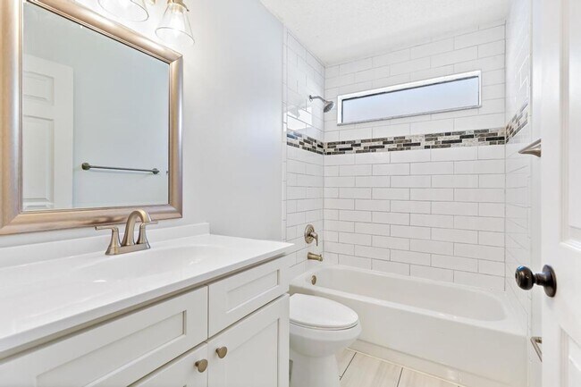 Building Photo - Charming Waterfront Home in Southside