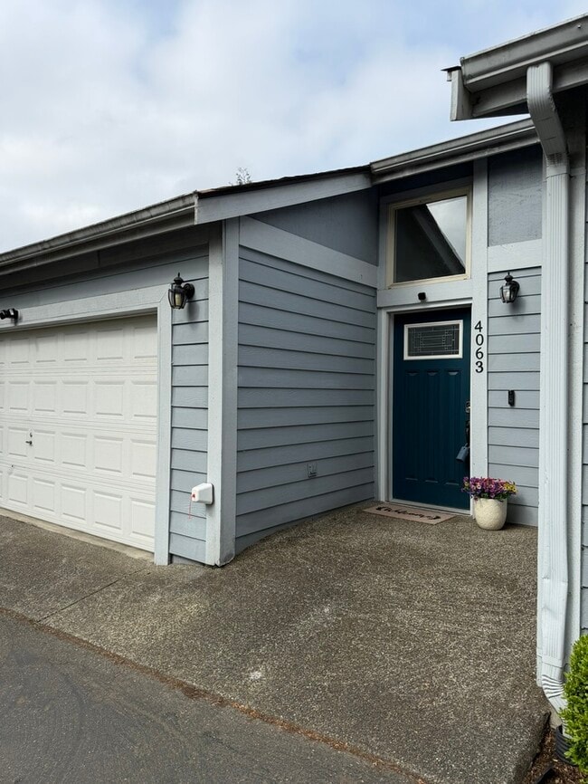 Building Photo - Amazing 3 bd Condo in Fircrest