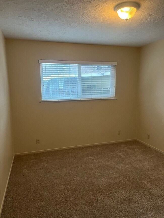 Building Photo - 948 Northwood Dr