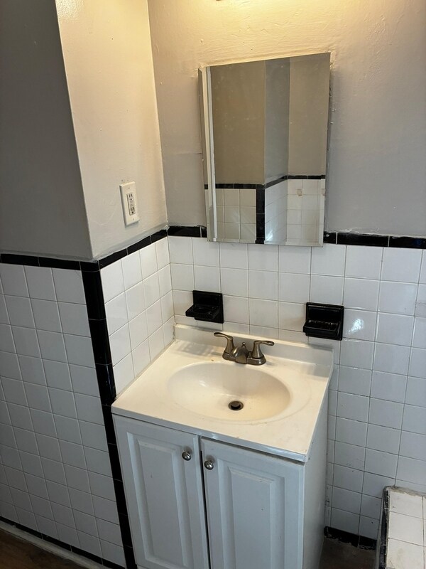 Building Photo - 537 Alder St