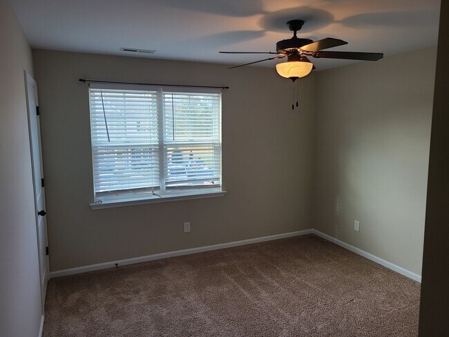 Building Photo - 2 Bedroom, 2.5 Bath Townhouse located in S...