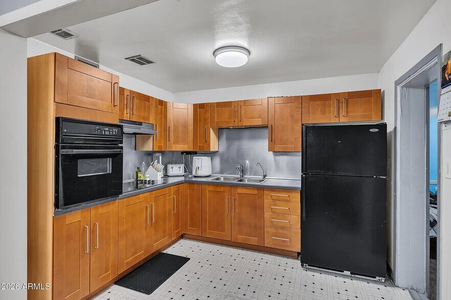 Building Photo - 2801 W Glenrosa Ave