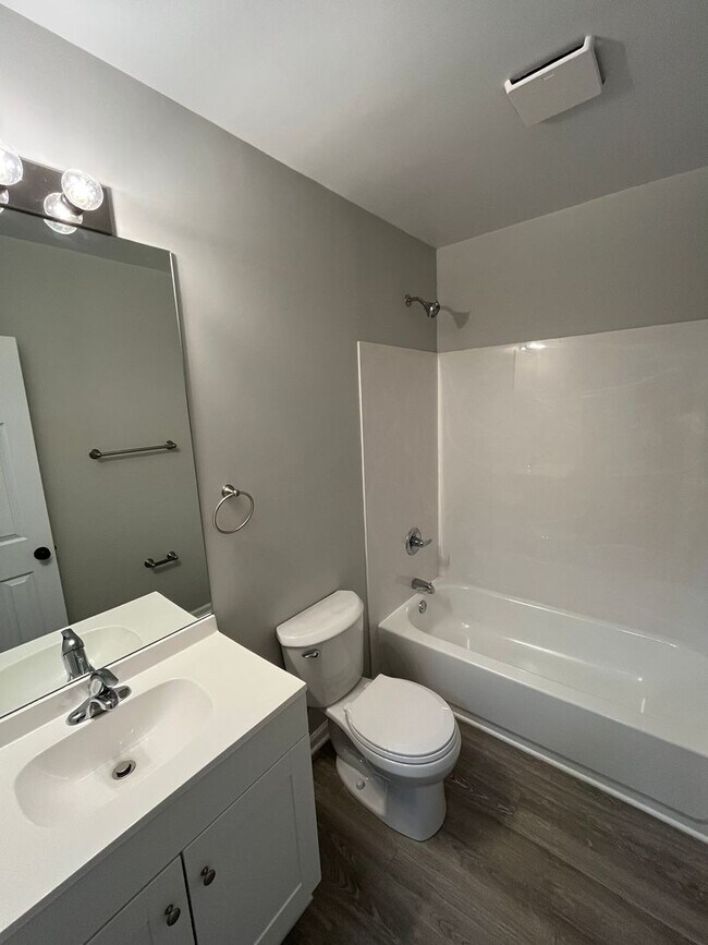 Building Photo - **REMODELED 2-BEDROOM HOUSE IN NORTH COLUMBUS!!**