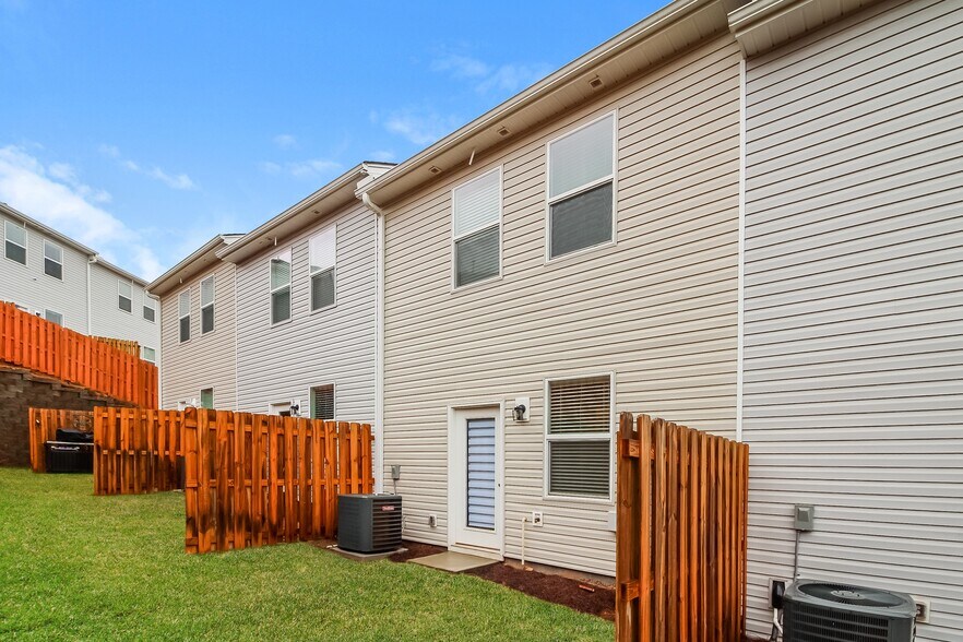 Building Photo - 1 Oak Rose Dr
