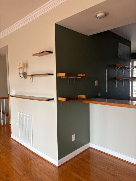 Living Room - 605 Spring St