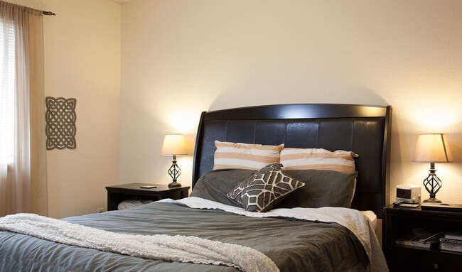 Building Photo - 409 Sarah Cir