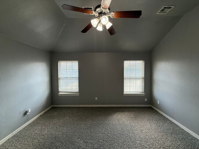 Building Photo - 4 BED! Cozy Home on Large CORNER Lot!