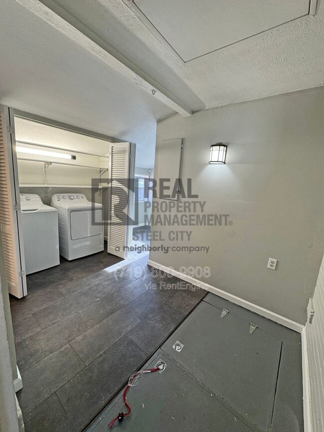 Building Photo - 1626 E Routt Ave