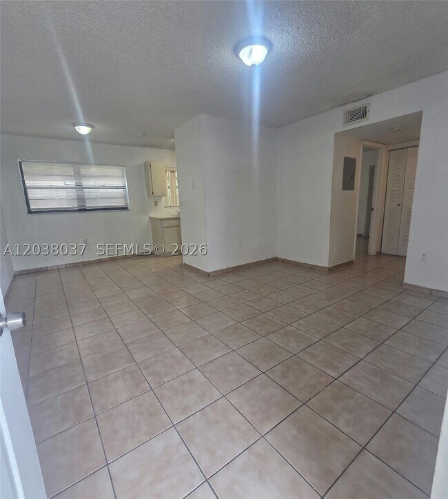 Building Photo - 2560 W 60th St