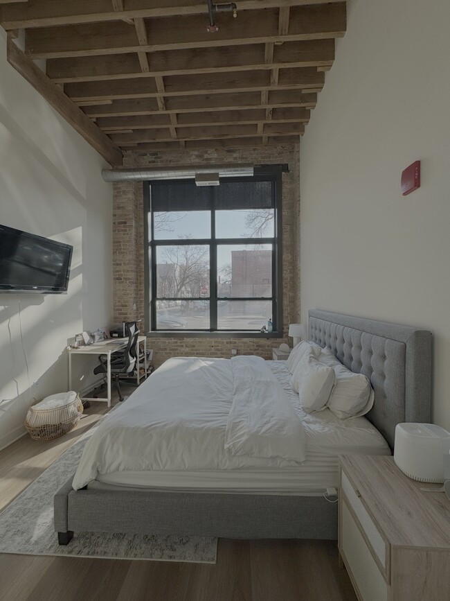 Building Photo - 818 N Wolcott Ave