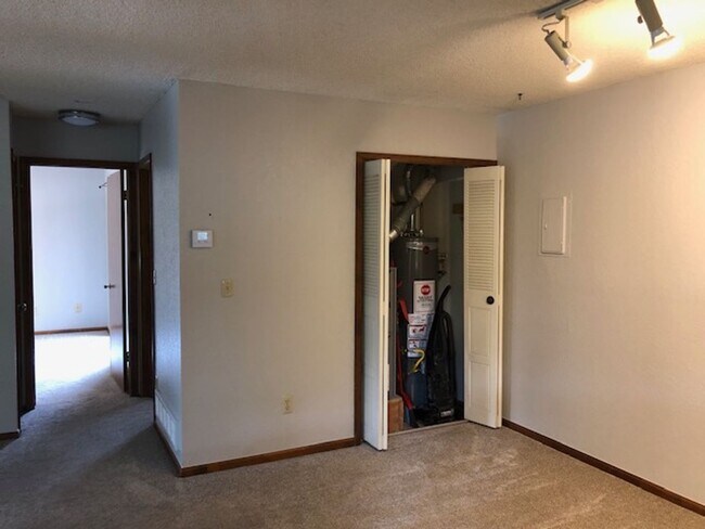Building Photo - Spacious 1 bed/1bath/garage w fireplace.
