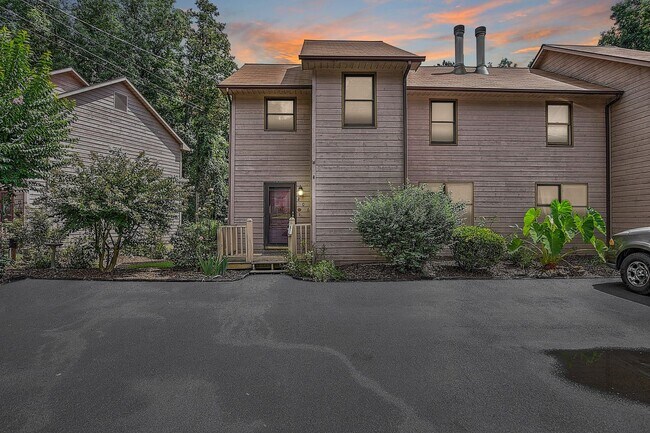 Building Photo - 206 Windridge Colony