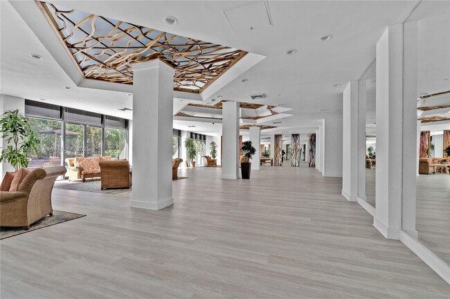 Building Photo - 1450 Brickell Bay Dr