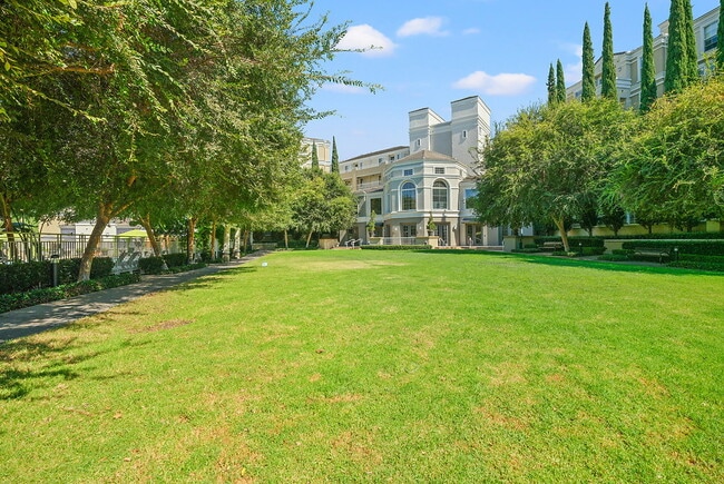 Building Photo - Pinnacle at MacArthur Place