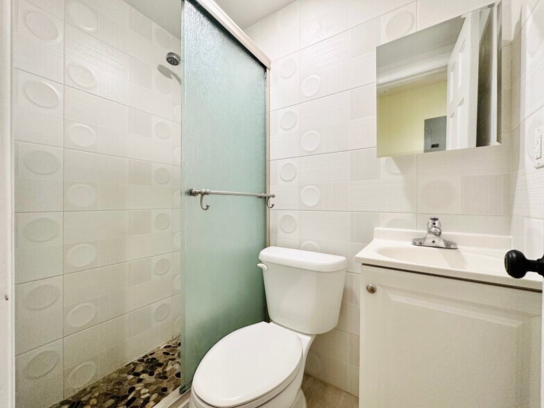 Building Photo - Furnished room/NOT APARTMENT