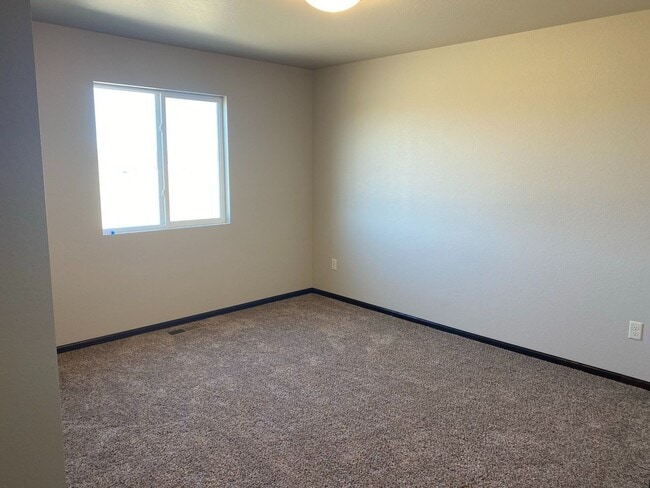 Building Photo - 4 BED | 2 BATH | DOUBLE GARAGE | RAPID VALLEY