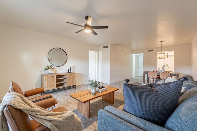 Building Photo - Fresh & Clean Townhome in North Phx!