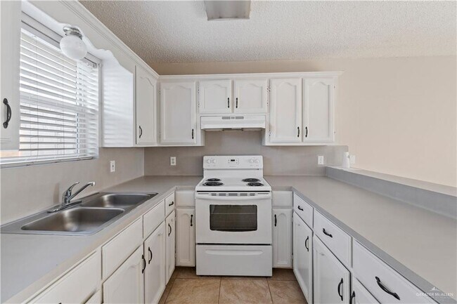 Building Photo - 2501 Hibiscus Ave