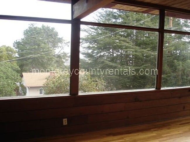 Building Photo - Enjoy this great home with dramatic bay views